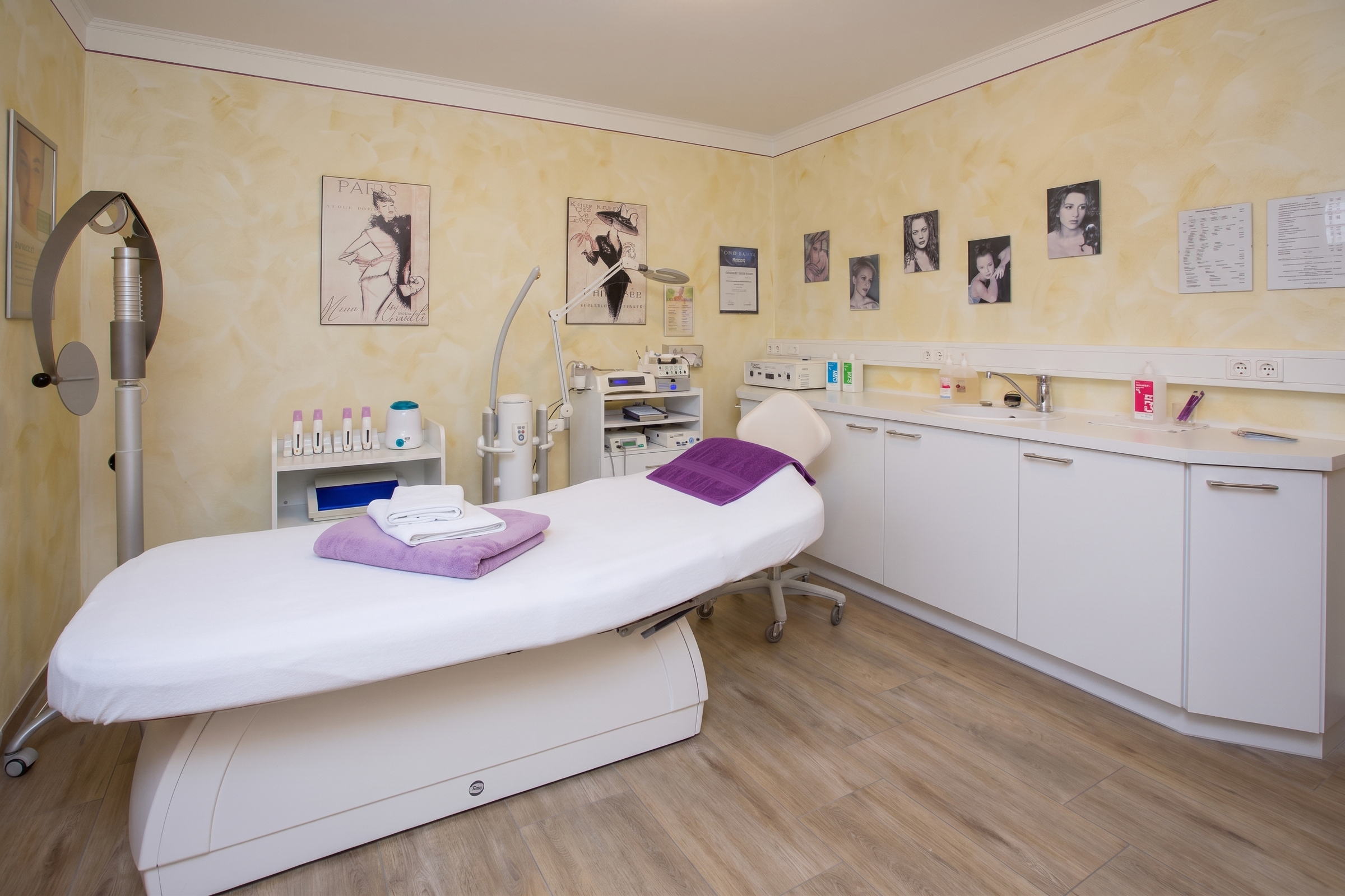 Moderner Behandlungsraum im Kosmetikstudio Venus in Geiselhöring mit Kosmetikliege und professioneller Ausstattung