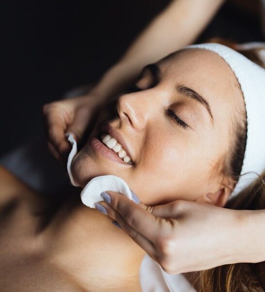 Fruchtsäurepeeling Gesichtsbehandlung für glatte, reine und strahlende Haut im Kosmetikstudio Venus in Geiselhöring