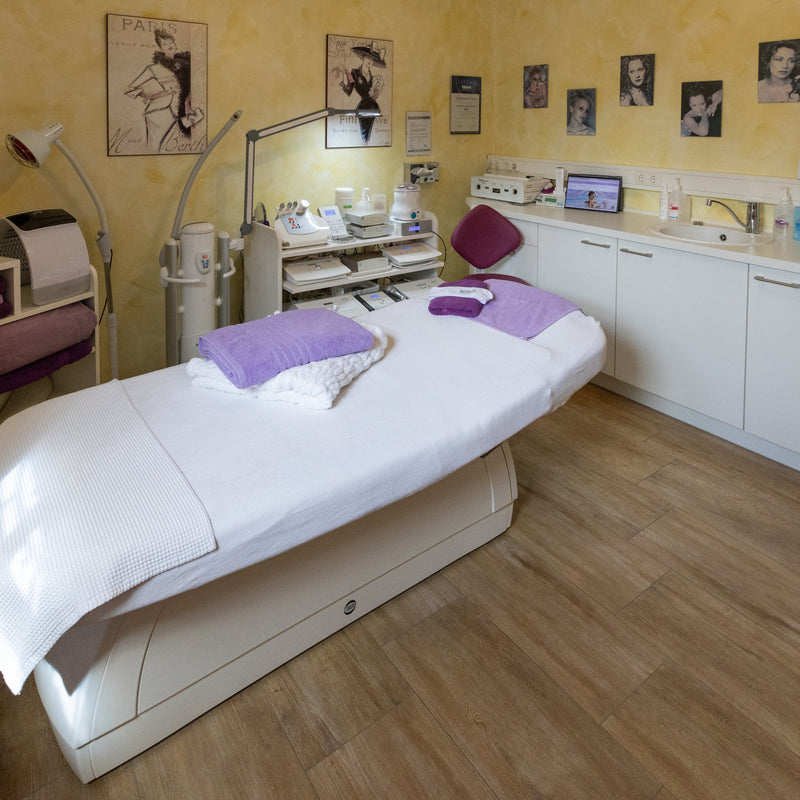 Behandlungsraum im Kosmetikstudio Venus in Geiselhöring mit Behandlungsliege und Kosmetikgeräten