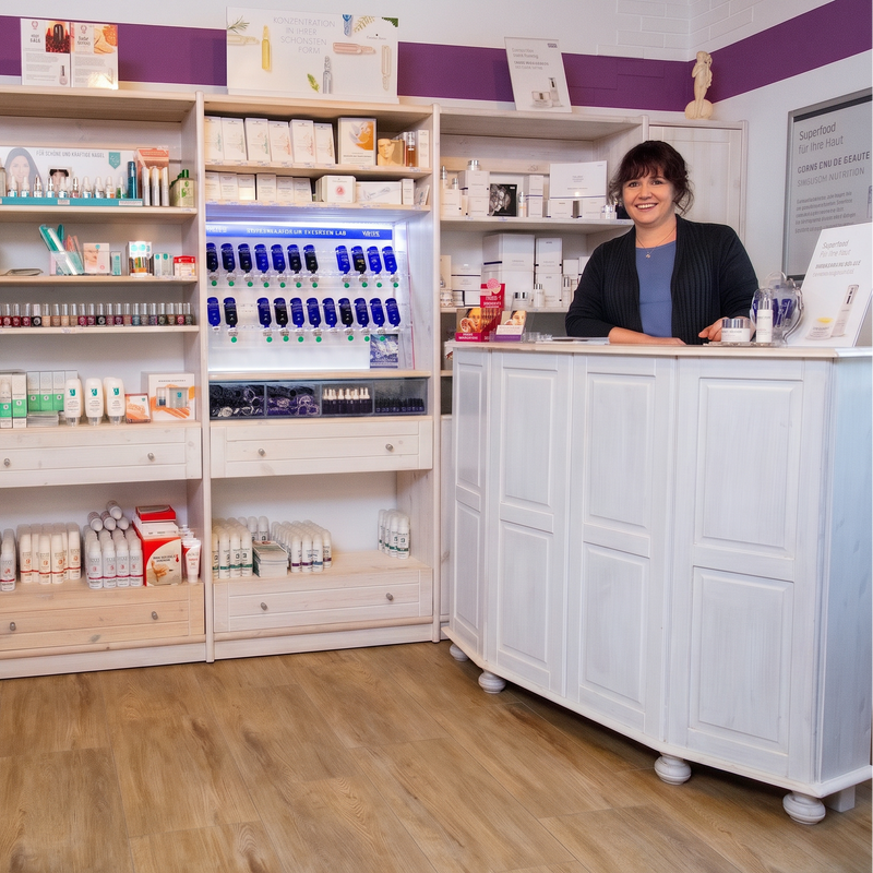 Kosmetikerin im Kosmetikstudio Venus in Geiselhöring bei der persönlichen Beratung zwischen hochwertigen Pflegeprodukten und professioneller Kosmetik