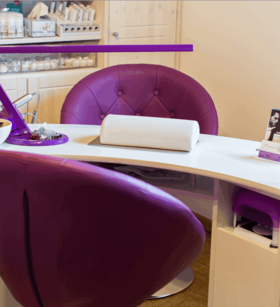 Moderner Arbeitsplatz im Kosmetikstudio Venus in Geiselhöring für Maniküre, Nagelpflege und kosmetische Behandlungen