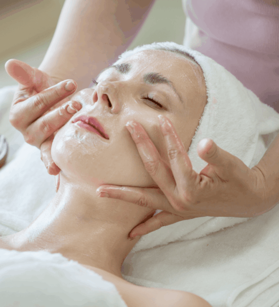 Entspannende Gesichtsbehandlung mit Massage für straffe und gepflegte Haut im Kosmetikstudio Venus in Geiselhöring