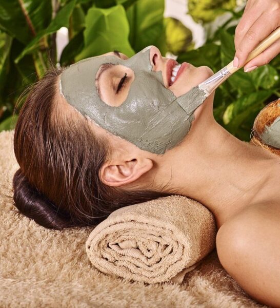 Entspannende Naturkosmetik Gesichtsbehandlung mit Pflege-Maske im Kosmetikstudio Venus in Geiselhöring für gesunde Haut